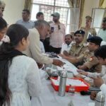 समाधान दिवस- डीएम ने सुनीं फरियादियों की समस्याएं, लापरवाह अधिकारियों पर होगी सख्त कार्रवाई