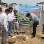 डीएम अतुल वत्स ने गौशाला में लगाया नीम का पौधा, निराश्रित गोवंशों की व्यवस्थाओं का जायजा लिया