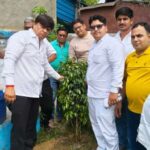 ‘एक पेड़ मां के नाम’ अभियान के तहत राजेश गुड्डू ने लगाए पौधे