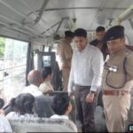 डीएम-एसपी ने स्कूल बस का निरीक्षण कर बच्चों को समझाया सुरक्षा नियम